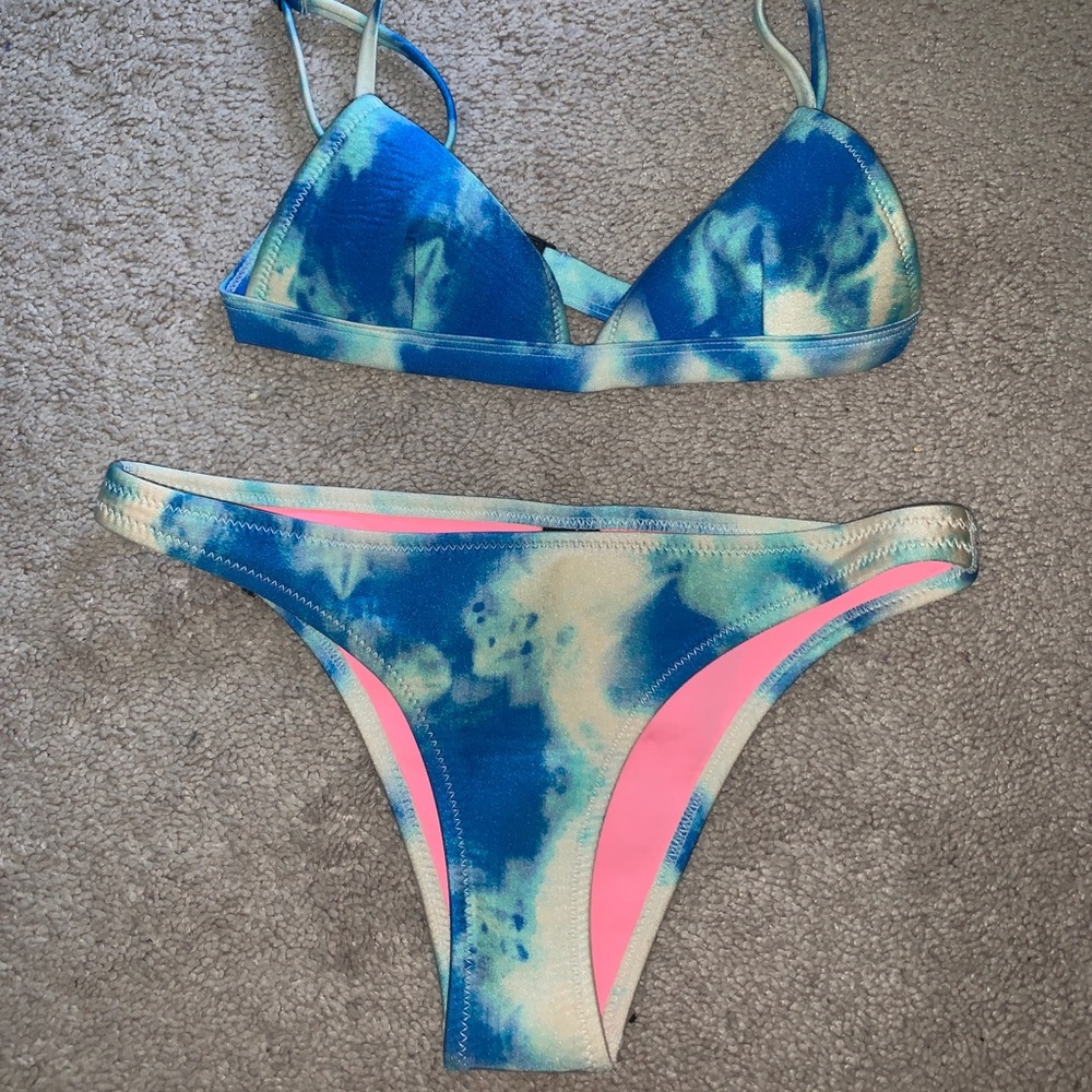 triangl blue tie die bikini